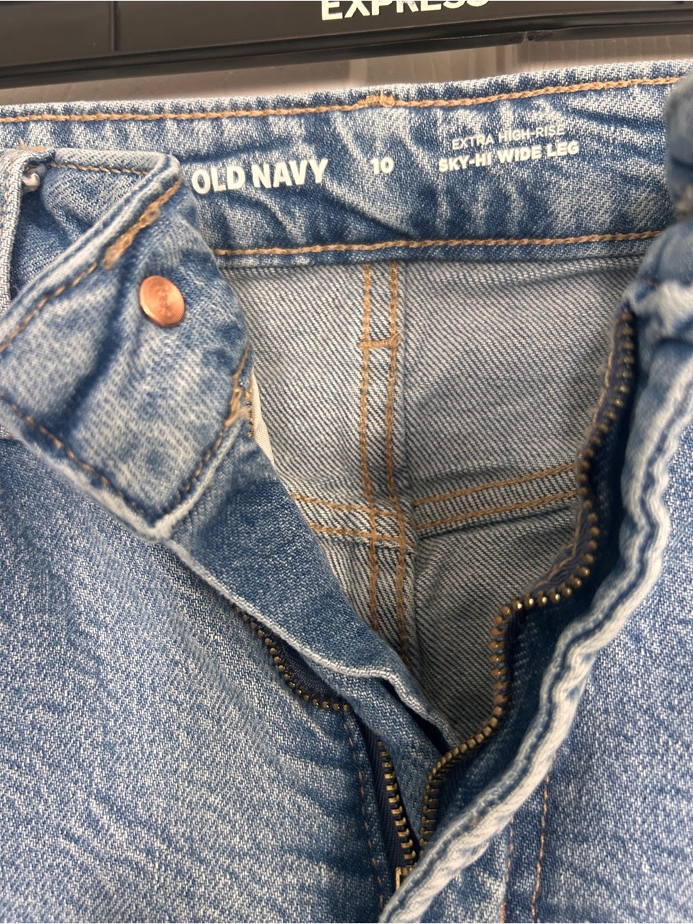 Old Navy Light Blue Straight-Leg Jeans with White Daisy Embroidery - Picture 4 of 4